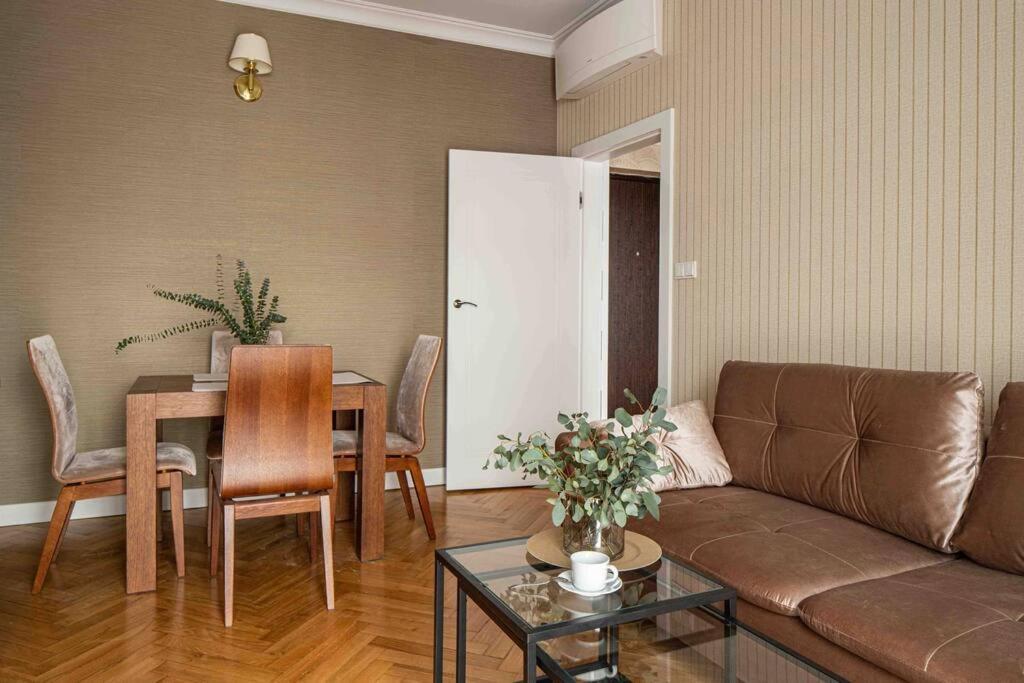 Wyzwolenia Apt , Lazienki Park & Zbawiciela Sq. 2' Warszawa Exteriör bild